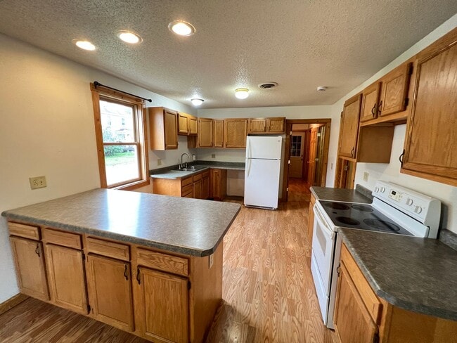 Building Photo - Spacious 3bd/2ba - AVAILABLE NOVEMBER!