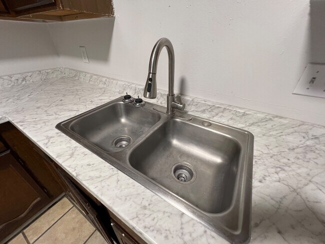 Building Photo - 406 Herbert Rd