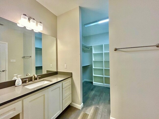 Building Photo - 10902 International Blvd