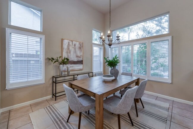 Building Photo - Impressive 4 Bedroom 2.5 Bath home with Po...