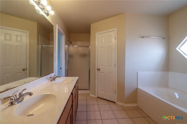 Building Photo - 1805 Lobrecht Ct