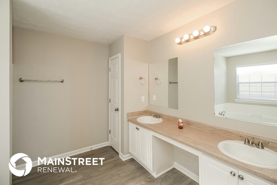 Building Photo - 130 Carriage Lake Dr