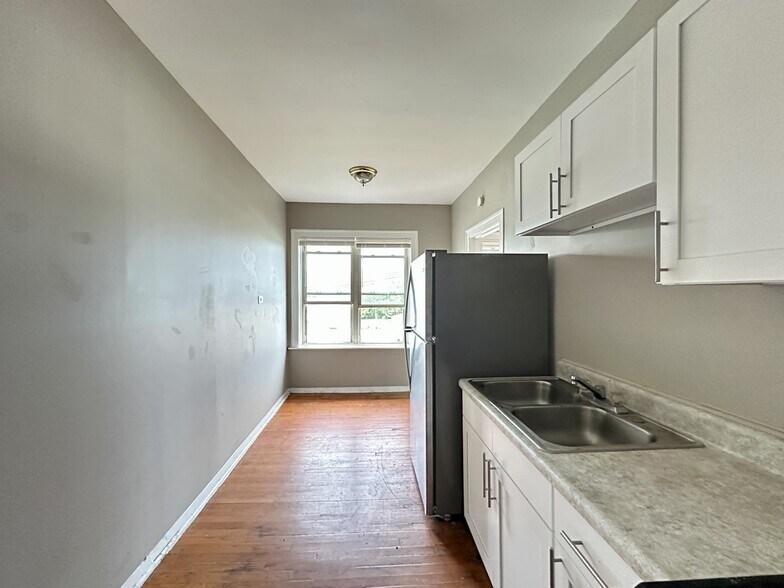 Building Photo - 6710 S Claremont Ave