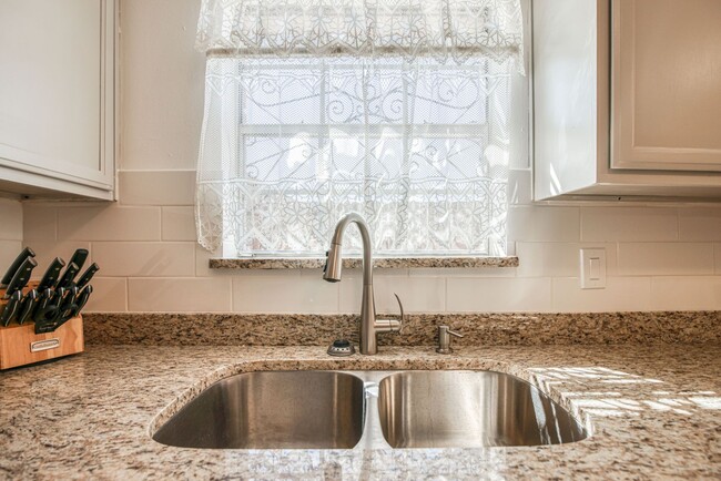 Building Photo - (Completely Furnished) Beautiful 1 bed/1 bath Apartment. With Pool  in the premises.