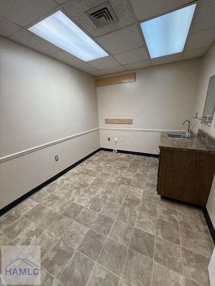 Building Photo - 111 Colonial Way