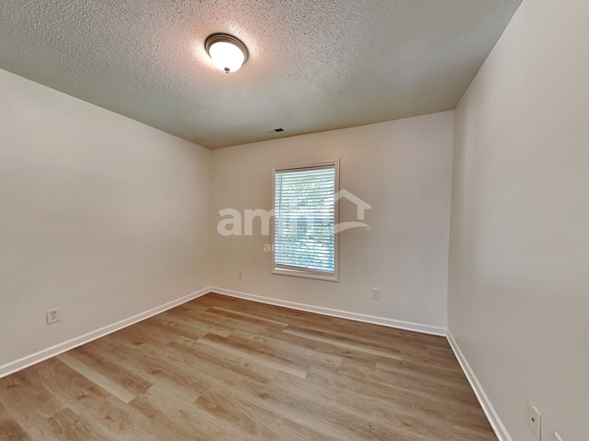 Building Photo - 1302 River Rock Dr