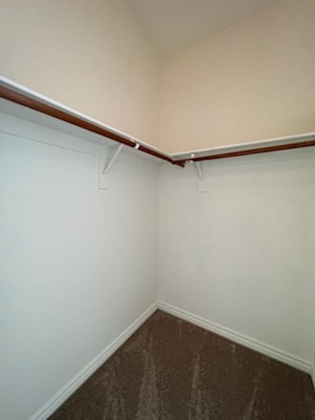 Building Photo - 4 Bedroom Located in Lamplight!