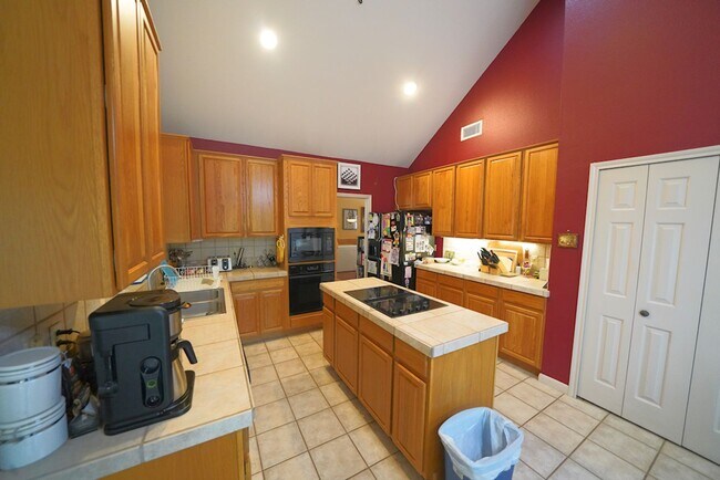 Building Photo - Gorgeous Home in the Coveted Greenshire Subdivision - Realtor Commission: $400