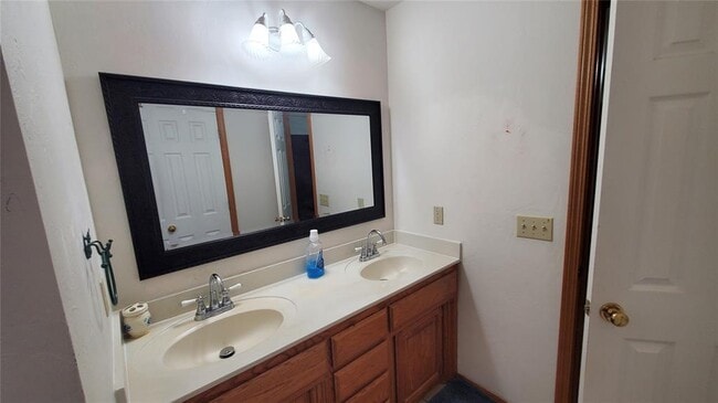 Building Photo - 400 Amanda Dr