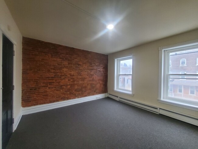 Building Photo - 323 N Franklin St