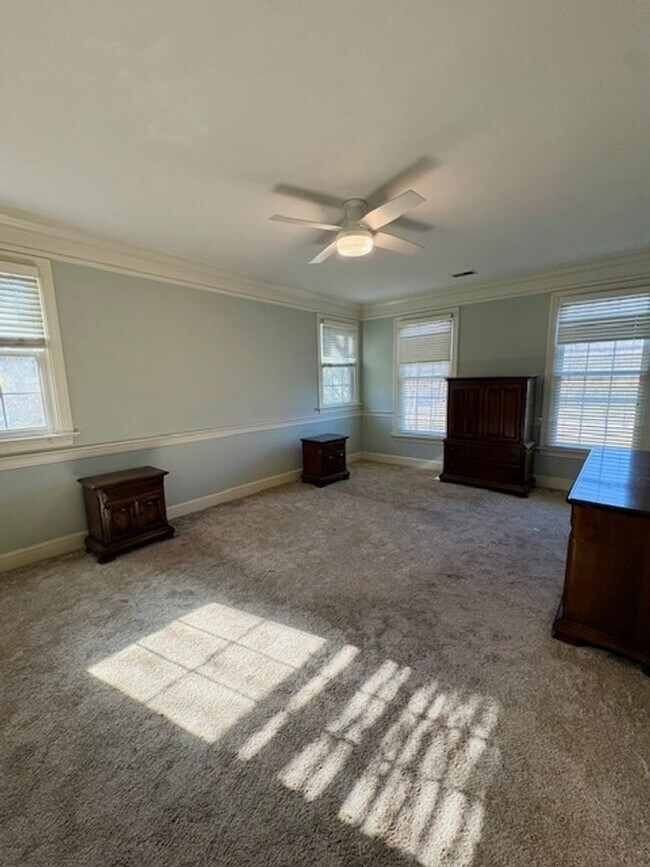 Building Photo - Spacious Five Bedroom Home in Mount Pleasant