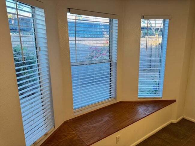 Building Photo - 2 bedroom townhome in Phoenix