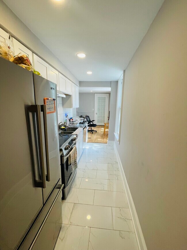 Building Photo - 27 Oak St