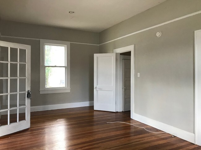 Building Photo - 842 E Lime St