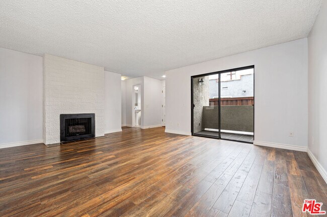 Building Photo - 1425 Centinela Ave