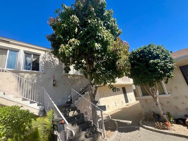 Building Photo - Charming Upstairs 2BR/1BA Apartment in Nor...
