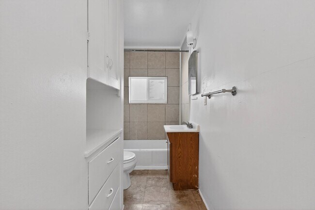 Building Photo - 1409-1409 Hazeldine Ave SE
