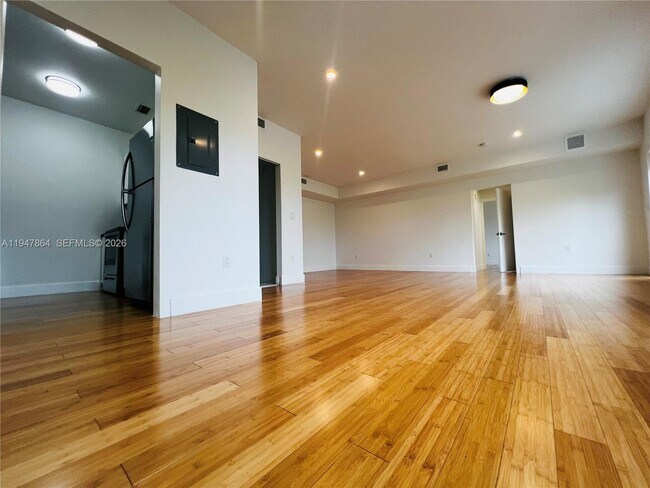 Building Photo - 960 Bay Dr