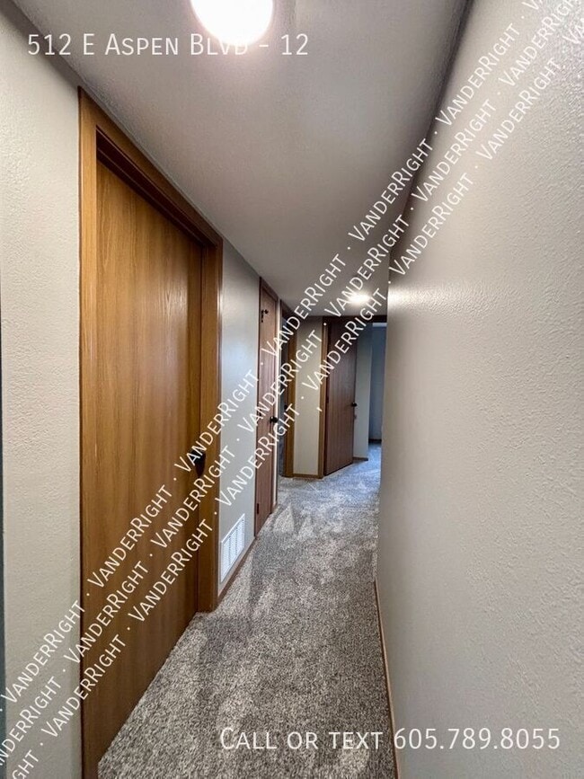 Building Photo - 512 E Aspen Blvd