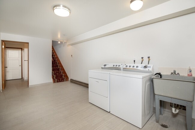 Building Photo - 3 bedroom 2 bath