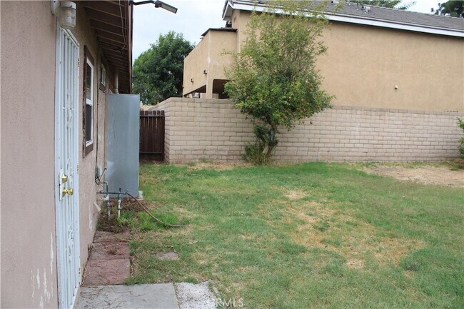 Building Photo - 1810 W Houston Ave