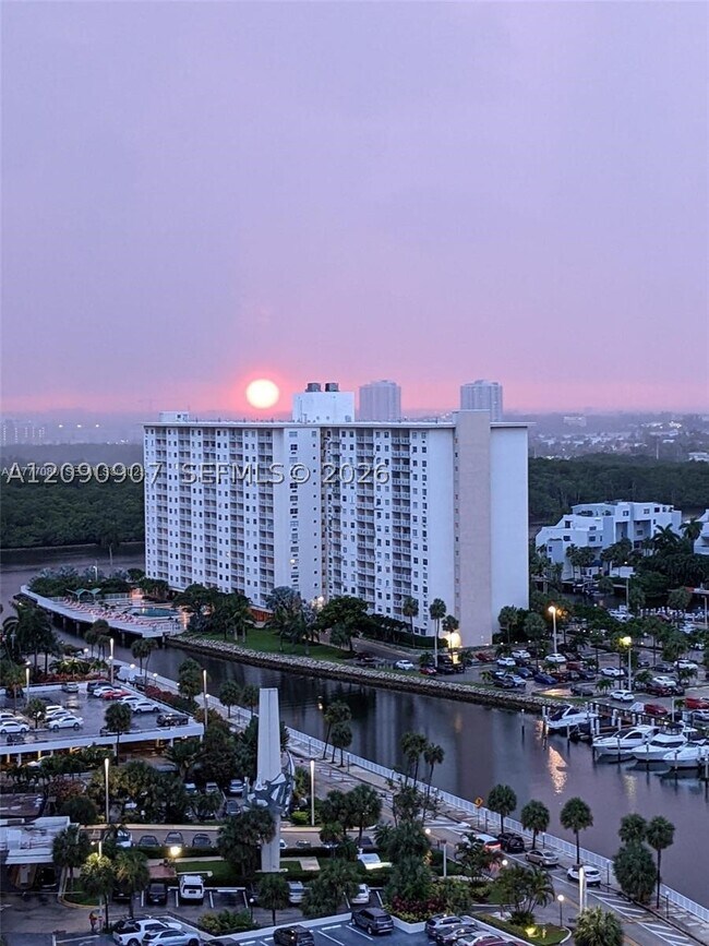 Building Photo - 100 Bayview Dr