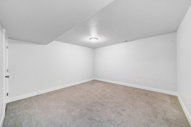 Building Photo - 16422 S Bull Spgs Ln