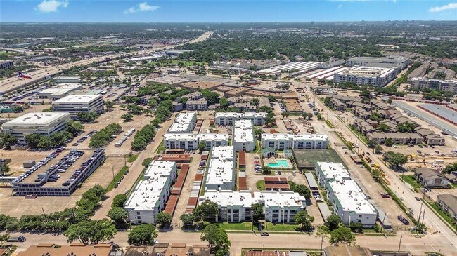 Building Photo - 2820 S Bartell Dr
