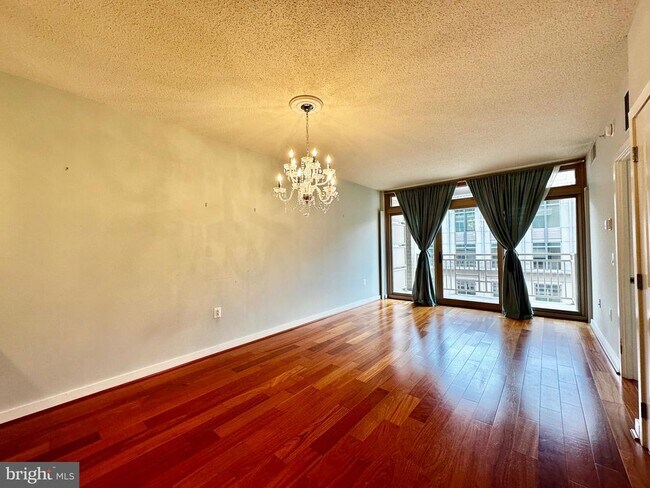 Primary Photo - 888 N Quincy St