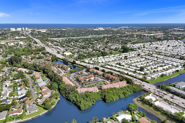 Building Photo - 815 W Boynton Beach Blvd