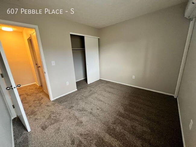 Building Photo - 607 Pebble Pl Dr