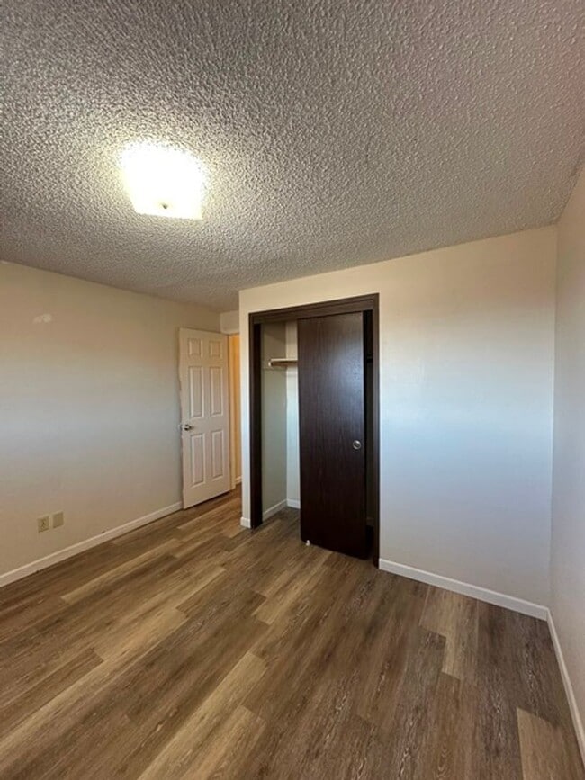 Building Photo - 2 Bedroom Upstairs Unit in 4-Plex