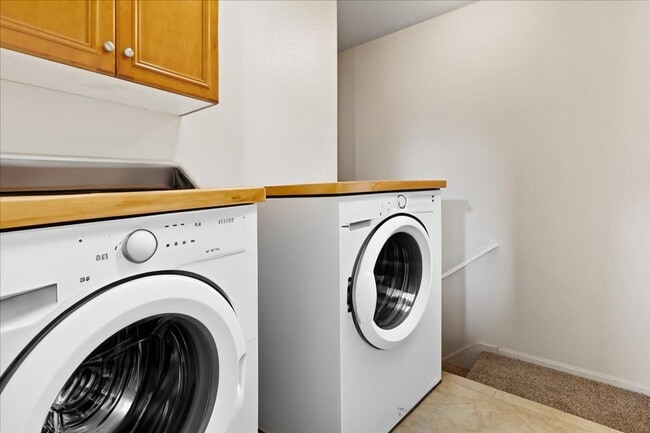 Building Photo - $3,456 - 2 Bed / 2 Bath Stunning Corner Un...