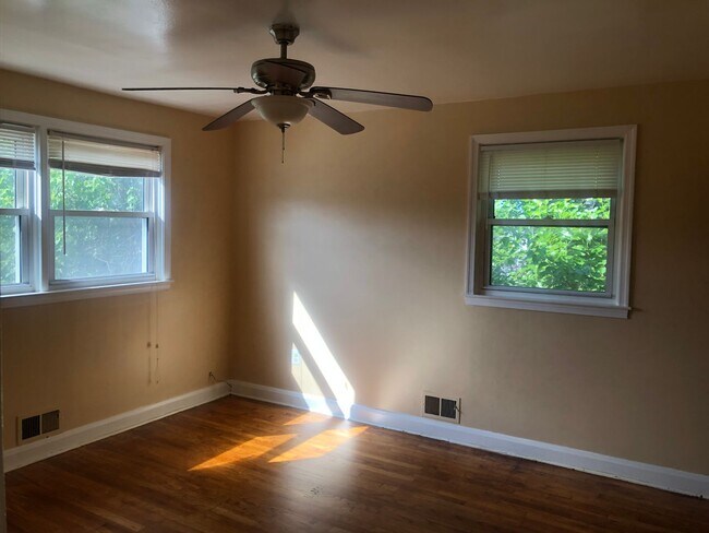 Building Photo - 3 BDRM 1.5 BTH in Baltimore City Sinclair Ln