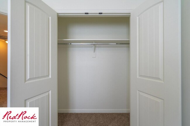 Building Photo - DOG-FRIENDLY 3 Bedroom Townhome with INTERNET INCLUDED!