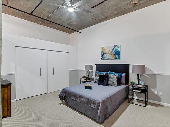 Building Photo - "Chic Urban Living: Spacious 2-Bedroom Ret...