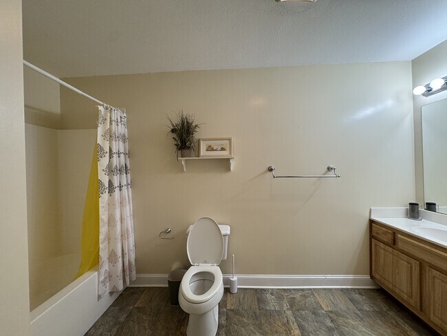 Building Photo - 206 Wewoka Trce