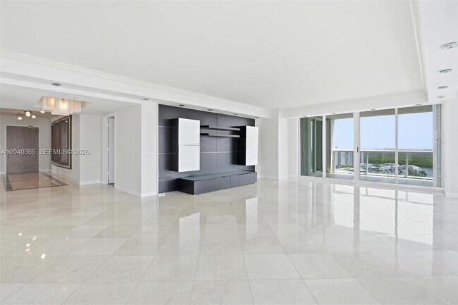 Building Photo - 16500 Collins Ave
