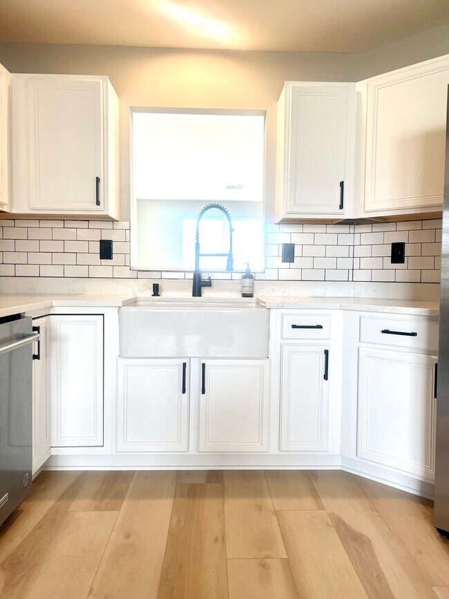 Building Photo - 5753 Tanager St