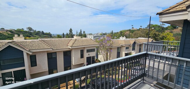 Building Photo - SAN DIEGO / BAY HO - Remodeled Nice 2 Bedroom & 2.5 Bath Townhouse.  AVAILABLE NOW!