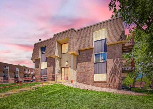 Building Photo - Quiet & Private Condo Retreat in the Heart...
