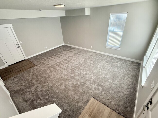 Building Photo - 1063 S 2560 E