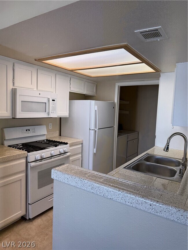 Building Photo - 7100 W Pirates Cove Rd