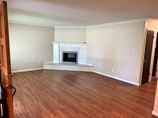 Building Photo - Remodeled Beautiful 2 Bedroom Senior Duple...