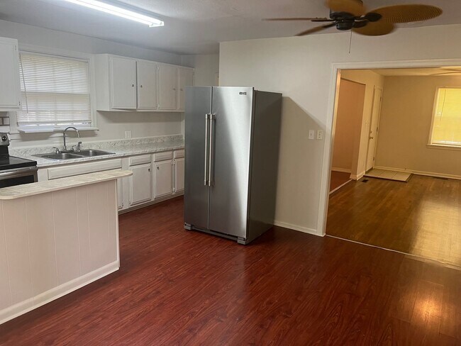 Building Photo - Charming Home with Great Location...Available Today!