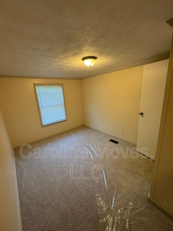Building Photo - 321 Horseshoe Falls Rd