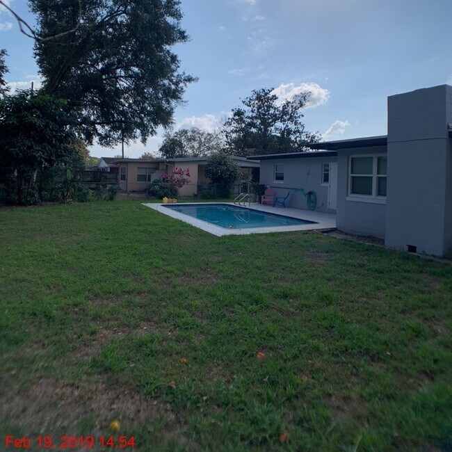 Building Photo - Charming 3 Bedroom 1.5 Bathroom POOL Home in Orlando!!