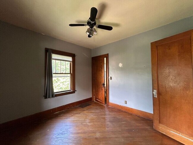 Building Photo - $1,800 | 3 Bedroom, 2 Bathroom Multi Floor...