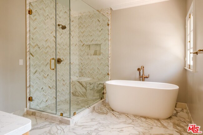 Building Photo - 1004 N Beverly Dr