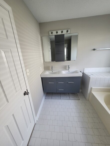 Building Photo - 7700 Lakeshore Ct